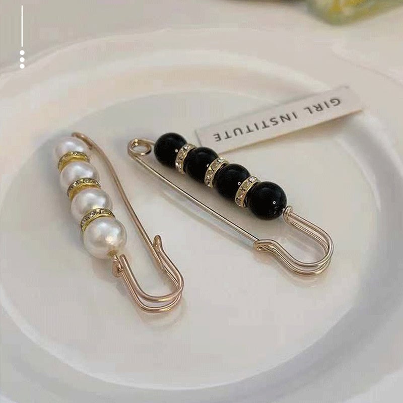 Broche imperdible con perlas y strass de fantasía