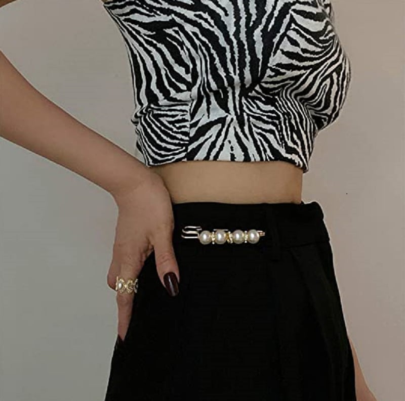 Broche imperdible con perlas y strass de fantasía