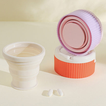 Organizador de pastillas con vaso de silicona plegable