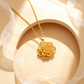 Collar con dije de flor en elegante tono dorado