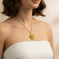 Collar con dije de flor en elegante tono dorado