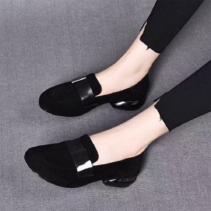 Cómodos mocasines para mujer en negro con tacón bajo