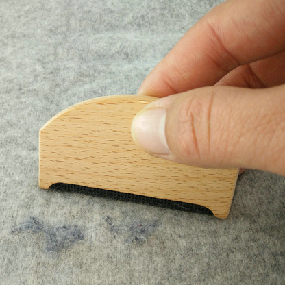 Afeitadora manual de madera para ropa