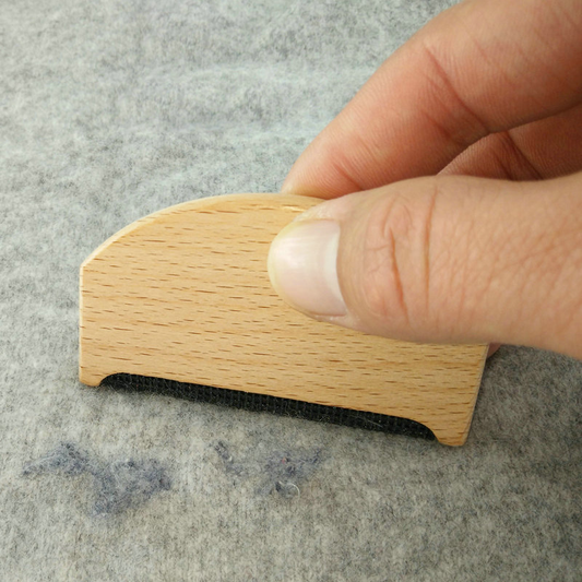Afeitadora manual de madera para ropa
