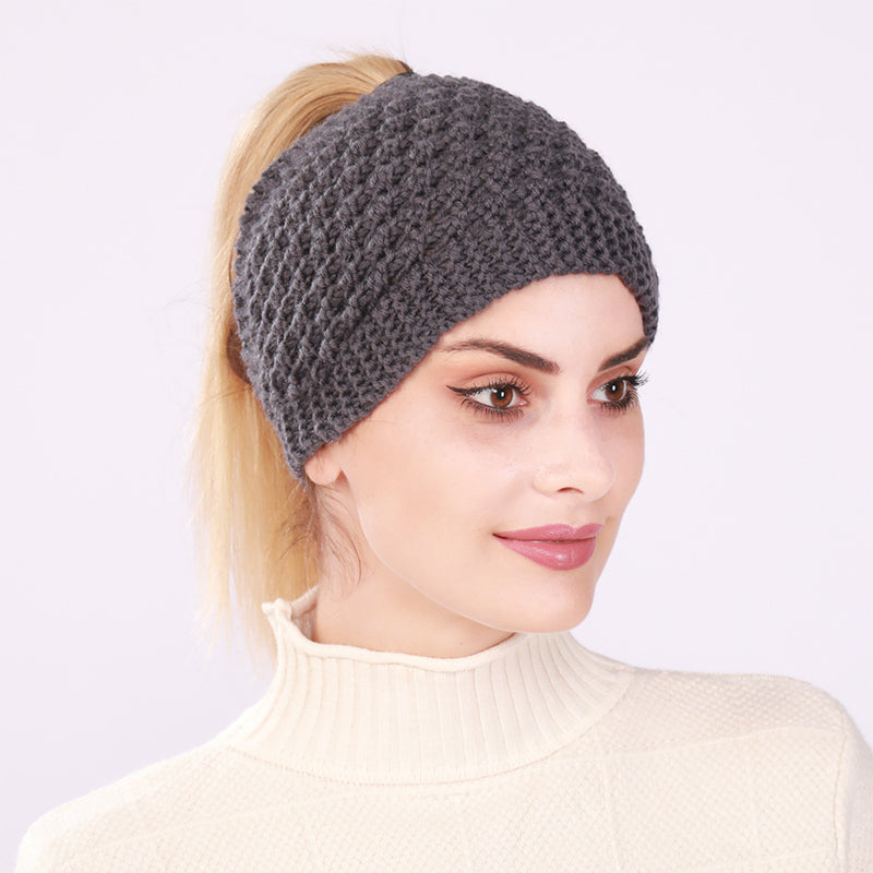 Gorro de mujer con cola de caballo hueca