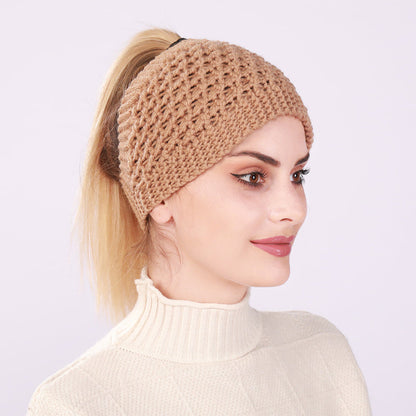 Gorro de mujer con cola de caballo hueca