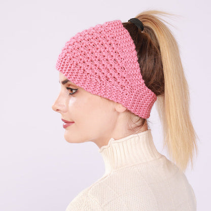 Gorro de mujer con cola de caballo hueca