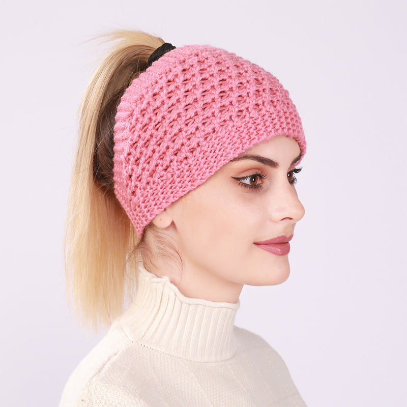 Gorro de mujer con cola de caballo hueca