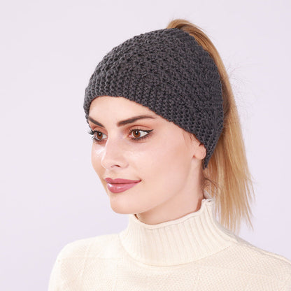 Gorro de mujer con cola de caballo hueca