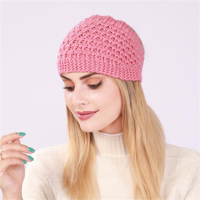 Gorro de mujer con cola de caballo hueca