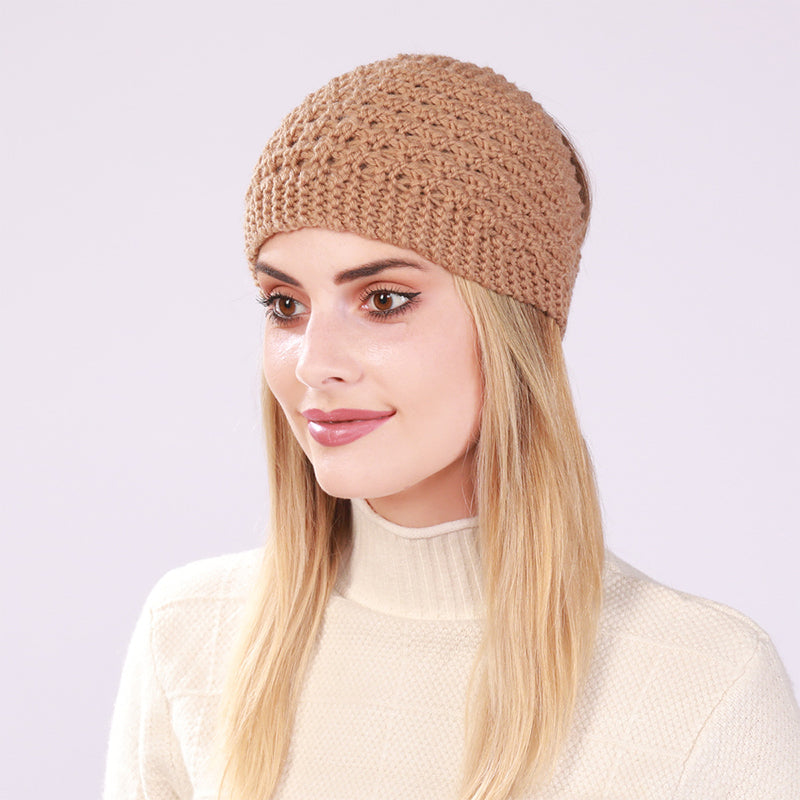 Gorro de mujer con cola de caballo hueca