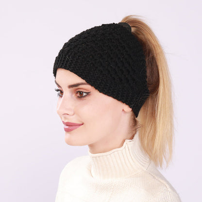 Gorro de mujer con cola de caballo hueca