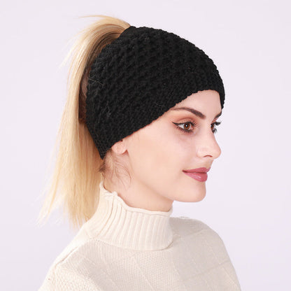 Gorro de mujer con cola de caballo hueca
