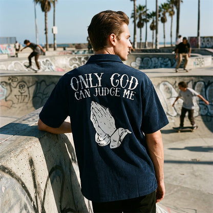 ¡OFERTA POR TIEMPO LIMITADO 50% DE DESCUENTO! 👕 Camiseta de Hombre 'Manos en Oración' – 100% Algodón, Estampado Simbólico ✨